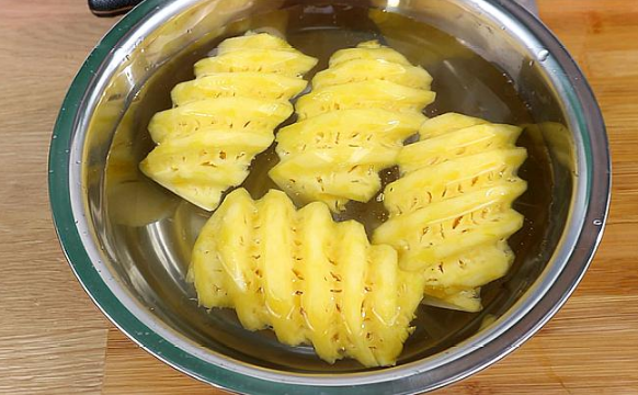 菠萝用盐水泡一个小时可以吗1