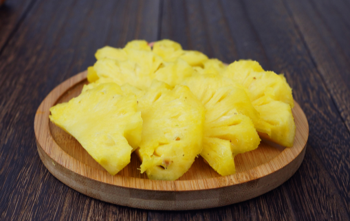 菠萝放冰箱是泡水放还是保鲜膜放比较好2