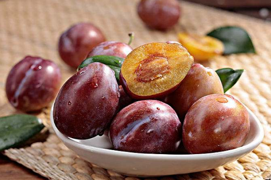 西梅表皮的白霜怎么洗掉1