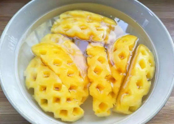 菠萝泡盐水会变甜吗1