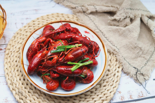 小龙虾和菠萝隔多久吃比较好1